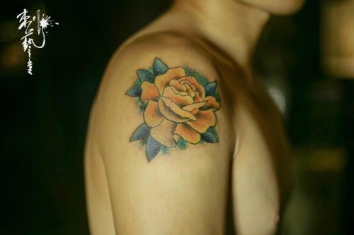 点击大图看下一张：玫瑰花肩部纹身