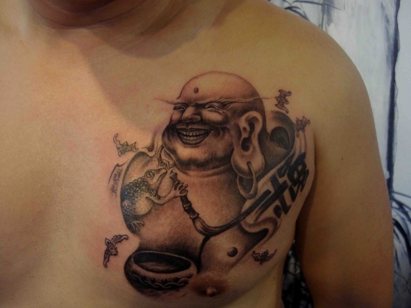 点击大图看下一张：胸部微笑的弥勒佛纹身