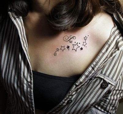 点击大图看下一张：美女胸部的小星星纹身图案