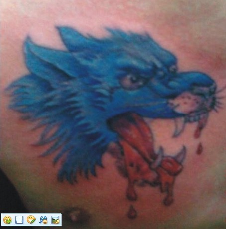 点击大图看下一张：胸部霸气的滴血狼头纹身图案