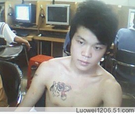 点击大图看下一张：网吧纹身少年的困惑