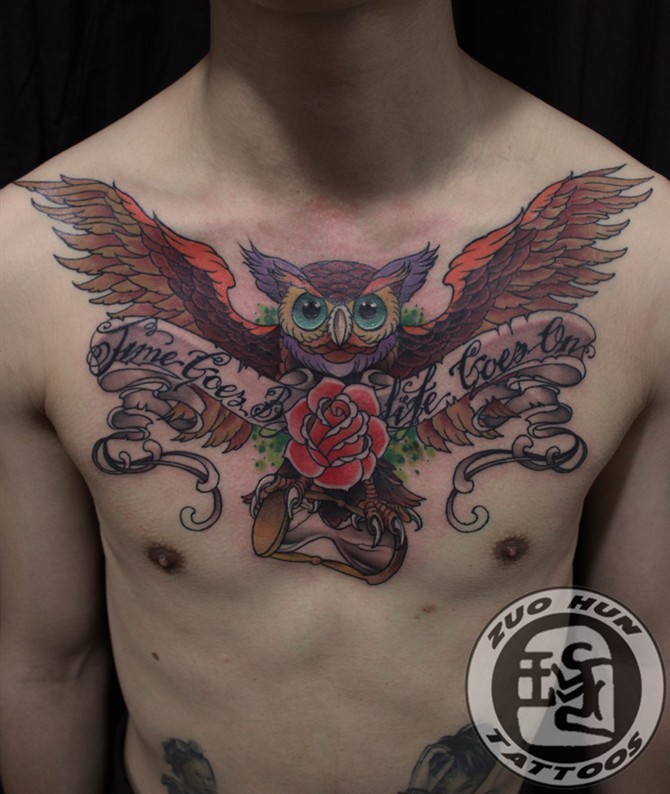 点击大图看下一张：男士胸部一只飞翔的猫头鹰纹身图案