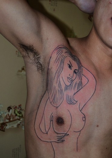 点击大图看下一张：男士胸前很个性性感美女人物纹身图案