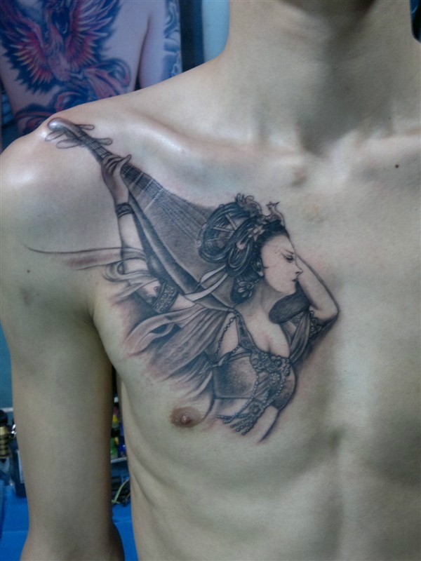 点击大图看下一张：男士胸部漂亮的飞天仙子纹身图案