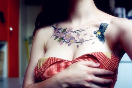 点击大图看下一张：女性胸部花鸟刺青