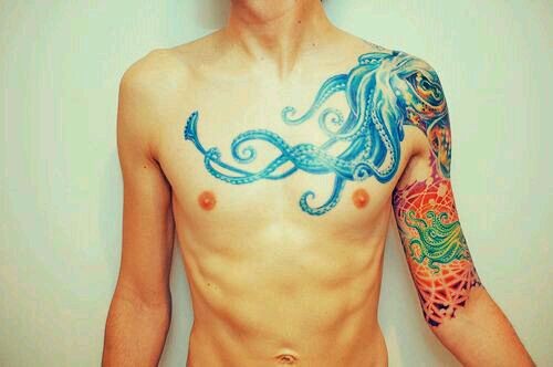 点击大图看下一张：男人胸前章鱼图腾刺青