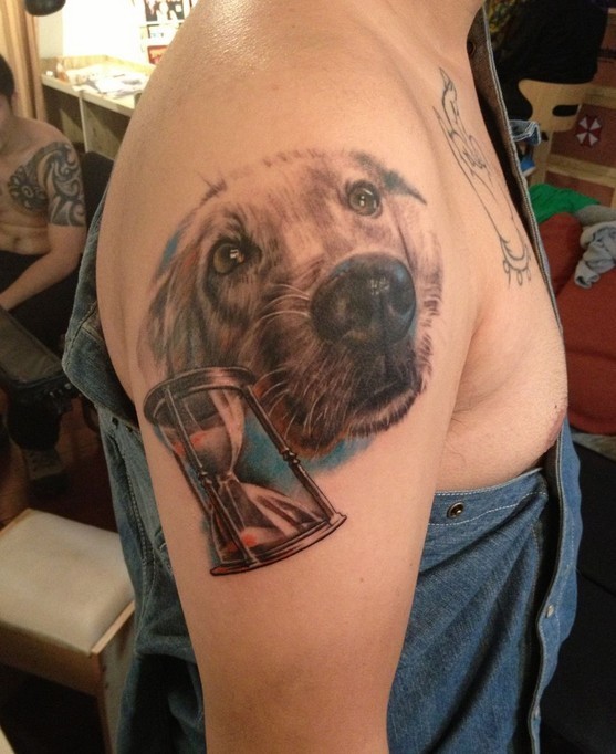 点击大图看下一张：右肩上狗头刺青图案