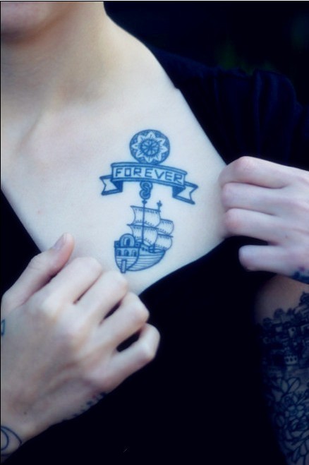 点击大图看下一张：女性胸前蓝色帆船FOREVER欧美刺青