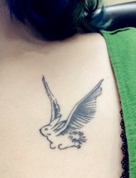 女性胸前飞翔的玉兔可爱刺青