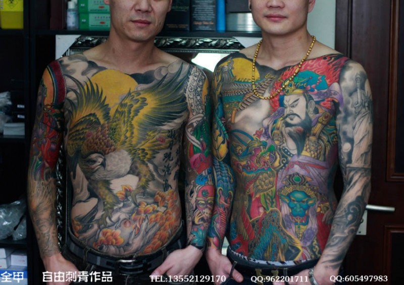 点击大图看下一张：男士胸部霸气的老鹰纹身图案