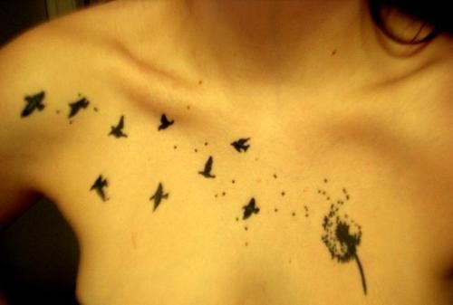 点击大图看下一张：女性胸前小鸟纹身