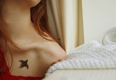 点击大图看下一张：女性胸前燕子刺青