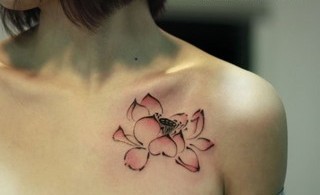 点击大图看下一张：女性胸前莲花刺青师