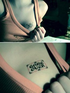 点击大图看下一张：女性胸前独特字符性感刺青