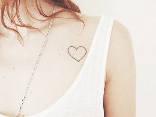 点击大图看下一张：女性胸前心纹身
