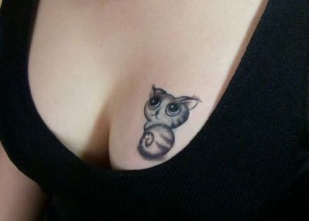 点击大图看下一张：女性胸前猫刺青