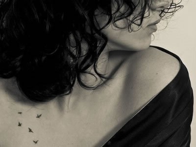 点击大图看下一张：女性胸前小鸟刺青