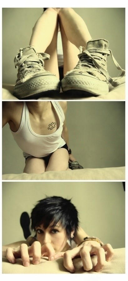 点击大图看下一张：女性胸前拼图小刺青