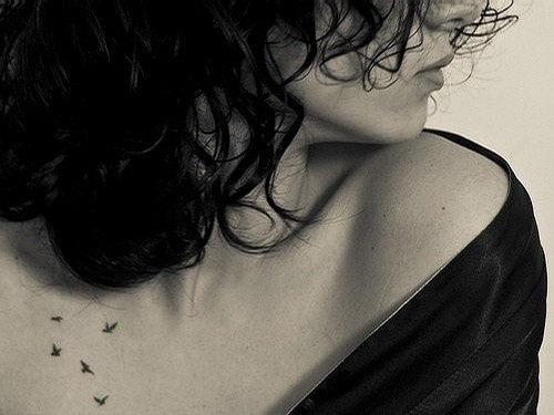 点击大图看下一张：女孩胸前性感蝴蝶纹身图