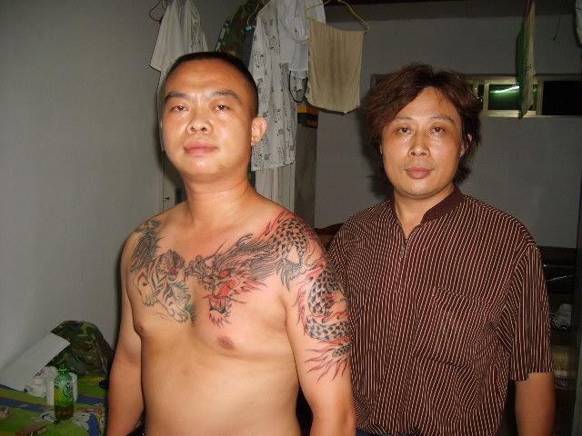 点击大图看下一张：男人胸膛龙虎共斗纹身图片
