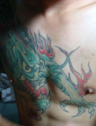 男人胸膛青龙纹身图片