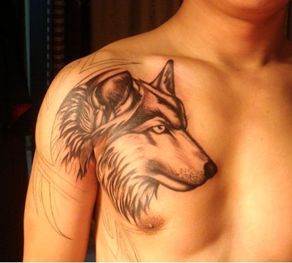 点击大图看下一张：右胸狼头刺青图片
