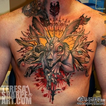 点击大图看下一张：男生前胸超酷的一张兔子纹身图片