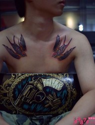 潮男胸前双燕纹身图案