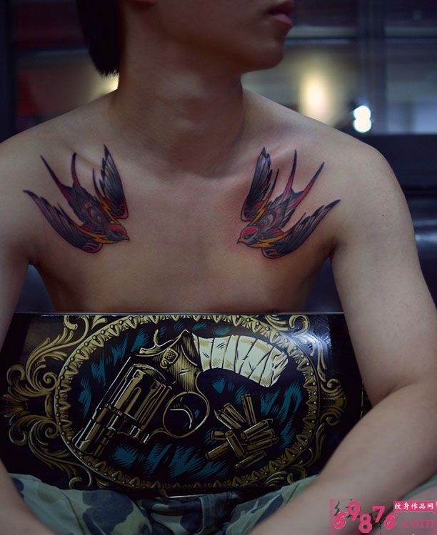 点击大图看下一张：潮男胸前双燕纹身图案