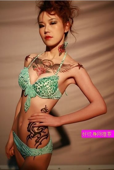 点击大图看下一张：妩媚美女胸部花样骷髅头纹身