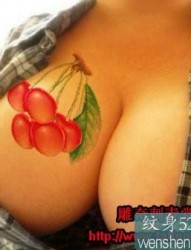 丰满胸部上的诱惑樱桃纹身图片欣赏
