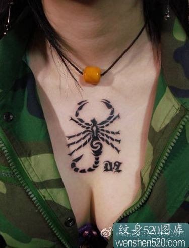 点击大图看下一张：女性前胸黑色的蝎子和字符纹身作品