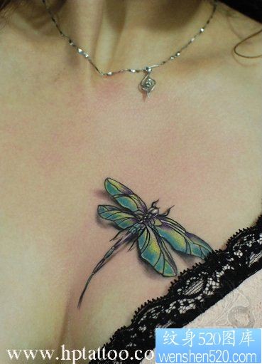 点击大图看下一张：美女胸部蜻蜓纹身图片作品欣赏