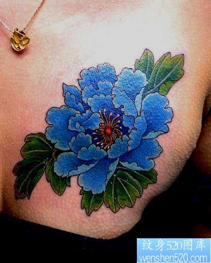 点击大图看下一张：纹身：胸口蓝色牡丹纹身图片作品