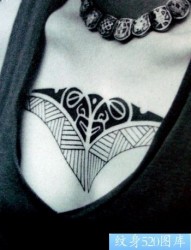 一幅超级吸引眼球的胸部蝶恋花纹身图片