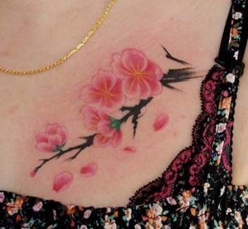 点击大图看下一张：胸部纹身图片：胸部彩色梅花纹身图片纹身作品