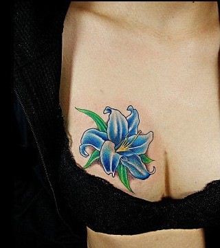 点击大图看下一张：胸部纹身图片：胸部彩色花卉百合花纹身图片纹身作品