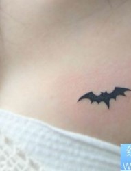 胸部纹身图片：胸部图腾蝙蝠纹身图片纹身作品