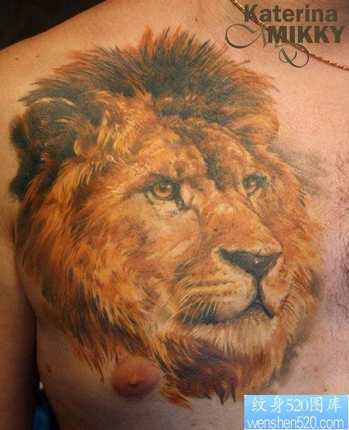 点击大图看下一张：男生前胸超酷经典的狮头纹身图片
