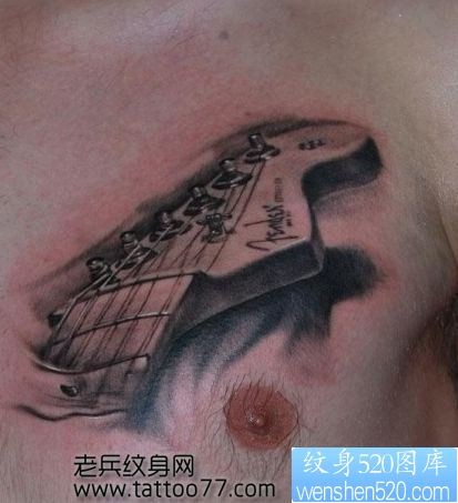 点击大图看下一张:胸部经典的贝斯纹身图片