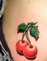 胸部纹身图片：胸部彩色水果樱桃纹身图片纹身作品