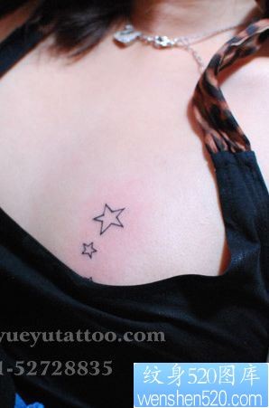 点击大图看下一张：一幅女孩子胸部简单的五角星纹身图片
