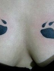 胸部纹身图片：胸部小狗爪印纹身图片纹身作品