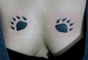 点击大图看下一张：胸部纹身图片：胸部小狗爪印纹身图片纹身作品