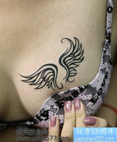 点击大图看下一张：另类性感的美女胸部图腾翅膀纹身图片