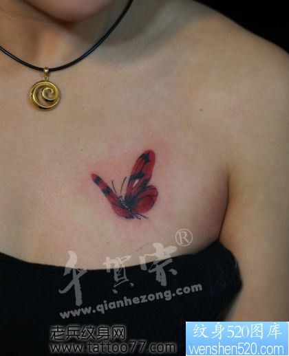 点击大图看下一张：美女胸部唯美的蝴蝶纹身图片