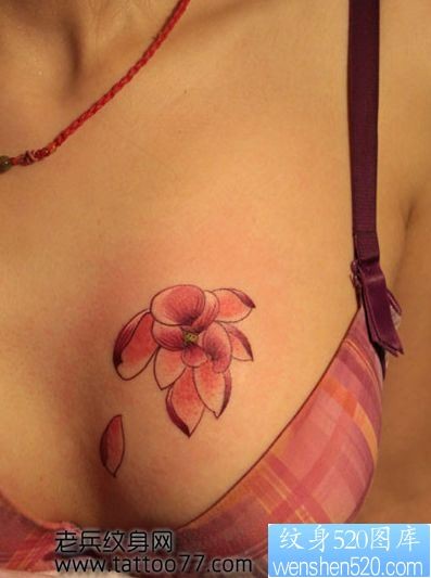 点击大图看下一张：性感另类的胸部莲花纹身图片