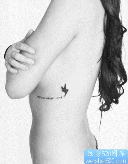 点击大图看下一张：美女胸部潮流流行的字母小鸟纹身图片