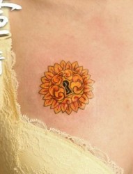 美女胸部好看的向日葵纹身图片