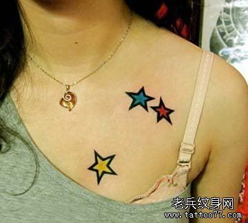点击大图看下一张：美女胸部好看的彩色五角星纹身图片